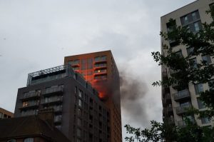 YOUTUBE Londra, incendio in un palazzo di 20 piani a Lewisham. Allarmi non funzionano: 150 persone in fuga