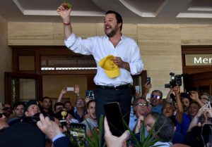 Immigrazione, Tunisi convoca l'ambasciatore italiano. Salvini: "O l'Europa ci dà una mano o sceglieremo altre vie"