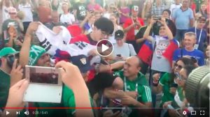 YOUTUBE Il tifoso coreano portato in trionfo da quelli del Messico