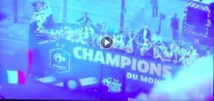 Francia campione del mondo in trionfo, sfila agli Champs-Elysees