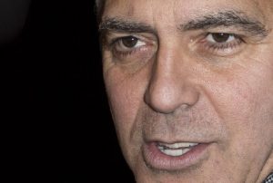 George Clooney, incidente stradale in Sardegna: sospetto trauma al bacino (foto Ansa)