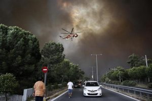 Atene, incendi in due foreste: morti e migliaia di sgomberati