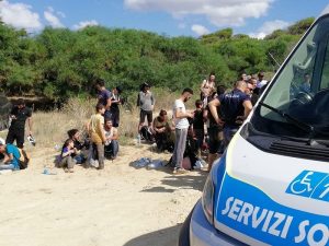 Calabria, sbarcano 56 migranti: turisti li soccorrono3