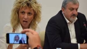 Tap, Michele Emiliano e Barbara Lezzi litigano in conferenza stampa. La ministra se ne va