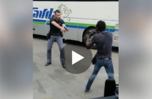 Milano, nigeriano minaccia passanti col coltello: l'arresto in diretta VIDEO 