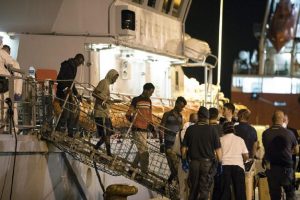 Migranti, sbarcati tutti 450 di Pozzallo. Ma Ue sconfessa Salvini: "Porti libici non sicuri"