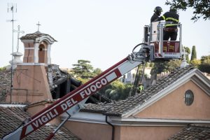 Roma, crolla tetto chiesa. Vescovo: Poteva essere una strage