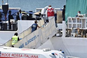 Nave Diciotti, 13 migranti sbarcati. Undici donne sono state violentate