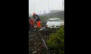 Genova, crollo ponte Viadotto Morandi: i soccorsi tra le auto e le macerie VIDEO