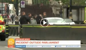 Londra, auto contro le barriere del Parlamento di Westminster VIDEO