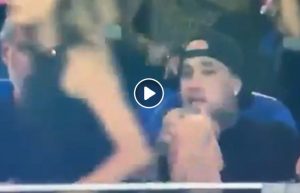 Radja Nainggolan guarda il lato B alla ragazza in tribuna durante Sassuolo-Inter VIDEO