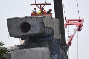 Ponte Morandi, come abbattere i tronconi? Due vie: pezzo a pezzo o esplosione controllata