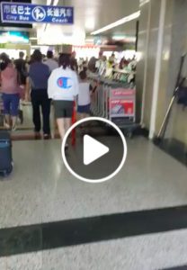 Romanisti in Cina, la scritta sul cartello degli arrivi in aeroporto è virale sui social