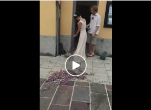 Santa Maria Hoè, sposini tedeschi puliscono piazza dopo nozze