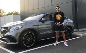 Cristiano Ronaldo acquista una Mercedes e la posta sui social, come la prenderanno alla Ferrari?