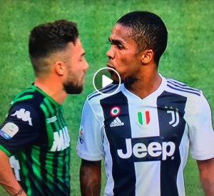 Douglas Costa sputo a Di Francesco in Juventus-Sassuolo, espulso grazie al var