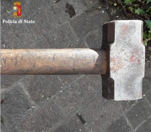 Avellino, Raffaele Biancolino salva donna aggredita a martellate in strada