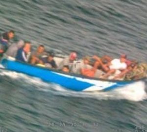 Migranti sbarcati a Lampedusa. Ipotesi rimpatrio lampo con voli charter