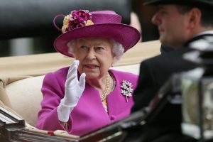 Regina Elisabetta e il segreto della mano finta per salutare