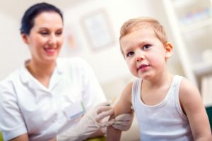 Vaccini, i primi bambini non in regola sospesi dal nido. Appello presidi: "Niente ingresso ai non vaccinati"