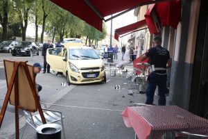 Brescia: l'ultimo caffè di Lina, travolta da un'auto ai tavolini del bar sotto casa 