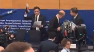 Manovra, durante la conferenza di Moscovici l'eurodeputato della Lega "calpesta" la risposta Ue allʼItalia