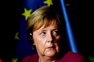 Merkel lascia la presidenza Cdu dopo la batosta alle elezioni in Assia. Ma resta cancelliera