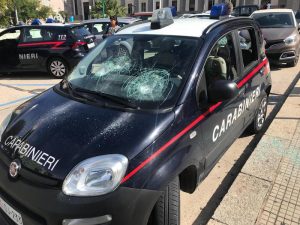  Cagliari, udienza per l'asilo politico rinviata: ghanese distrugge auto Carabinieri