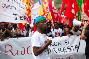 Riace, migranti al sindaco Mimmo Lucano: non vogliamo andare via