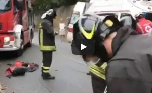 Varazze (Savona), auto nella scarpata: fermata da un albero. Pompieri salvano la conducente VIDEO