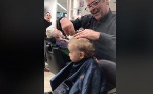 peesaro bimbo piange dal barbiere 