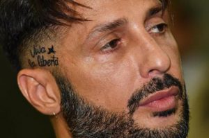 Fabrizio Corona deve tornare in carcere, violazioni e troppe risse in tv: la richiesta del Pg