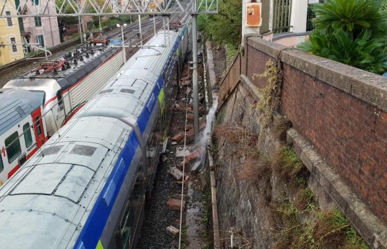 Genova, frana sulla ferrovia a Santa Margherita: treno esce dai binari FOTO