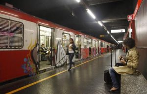 Milano, incidente in metro: brusca frenata, passeggeri feriti. Treni sospesi