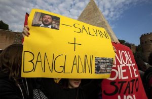 No Salvini day, studenti in piazza in tutta Italia. Bruciate le bandiere di Lega e M5s (foto Ansa)