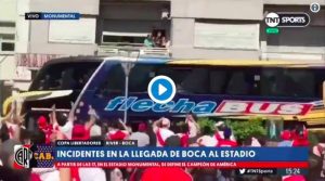 Libertadores, assalto al pullman del Boca: la sassaiola dei tifosi del River ferisce i calciatori (VIDEO)