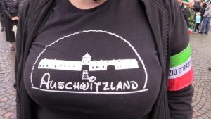 Selene Ticchi D'Urso indagata per la maglietta Auschwitzland