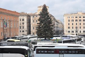  Roma, protesta bus turistici: paralisi in centro, carovana intorno a Spelacchio FOTO