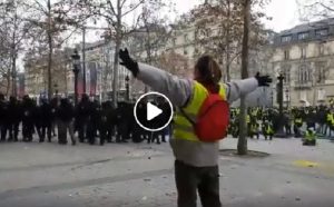 Gilet gialli a Parigi: manifestante "sfida" polizia a braccia larghe, colpito da proiettile di gomma VIDEO