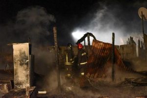 Migranti, incendio nella tendopoli di San Ferdinando: un morto. Nel 2017 altri 3 roghi