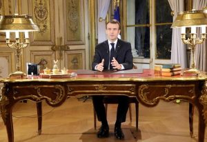 Gilet gialli, Macron fa mea culpa: "Collera giusta, ma intransigenti coi violenti". E promette: "Aumento salario minimo"