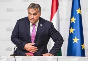 Viktor Orban il sovranista regala al popolo orario di lavoro 10 ore al giorno