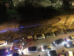 Roma, crolla muro di Villa Mercede a San Lorenzo: 7 auto danneggiate. Poteva essere una strage
