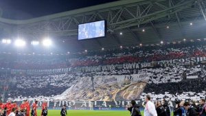 Torino-Juventus, corteo tifosi bianconeri verso stadio: accesi fumogeni e lanciati petardi