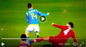 Liverpool-Napoli, VIDEO: fallo orribile di Van Dijk su Mertens. L'arbitro lo grazia