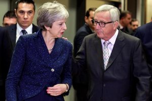 Brexit, Juncker gela May: "L'Ue non ridiscute l'accordo". Si teme no deal