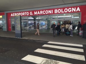 Bologna, aeroporto chiuso 12 febbraio: atterra aereo privato senza carrello