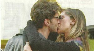 Belen Rodriguez e Stefano De Martino, è ufficiale: il VIDEO del bacio in aeroporto