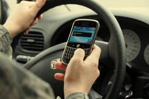Codice della strada: ritiro patente se alla guida con smartphone, la richiesta della Polizia Stradale