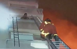 Parigi, violento incendio in un condominio: 8 morti, 32 feriti VIDEO